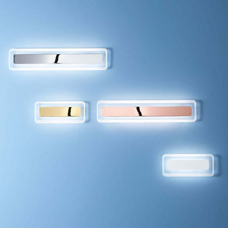 Antille LED-Wandleuchte Small in gold, silber und roségold an blauer Wand.