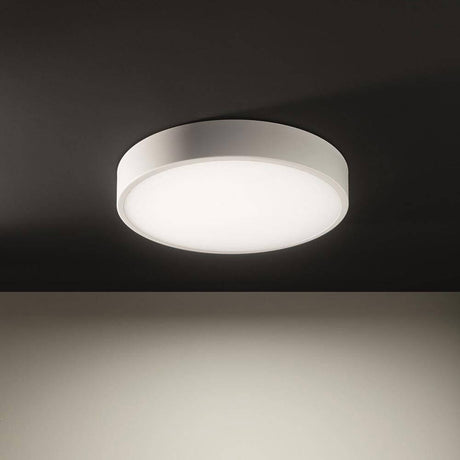 Box SR LED-Deckenleuchte 4000K an der Decke mit sandgestrahltem Diffusor und verchromtem Metallkorpus.