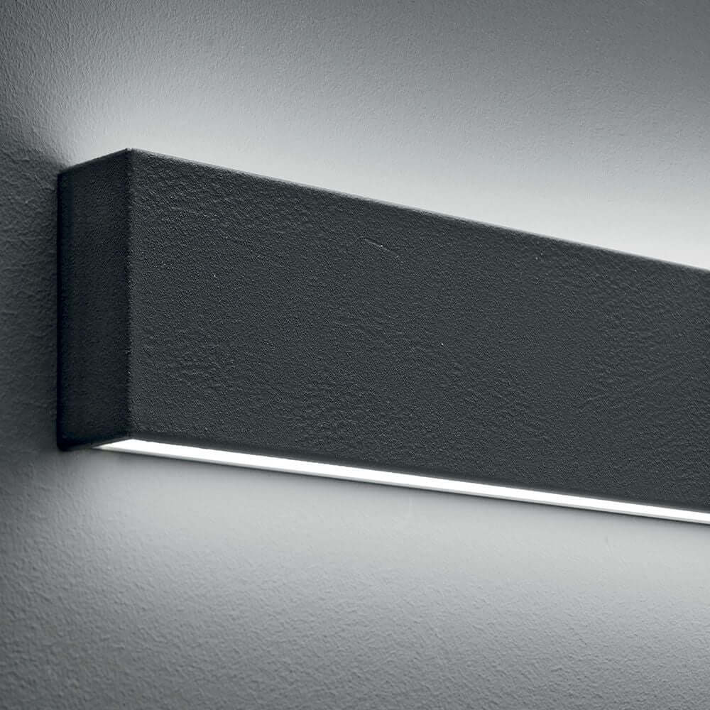 Box W2 LED-Wandleuchte Medium, elegantes Design mit sandgestrahltem Diffusor aus Weißglas.