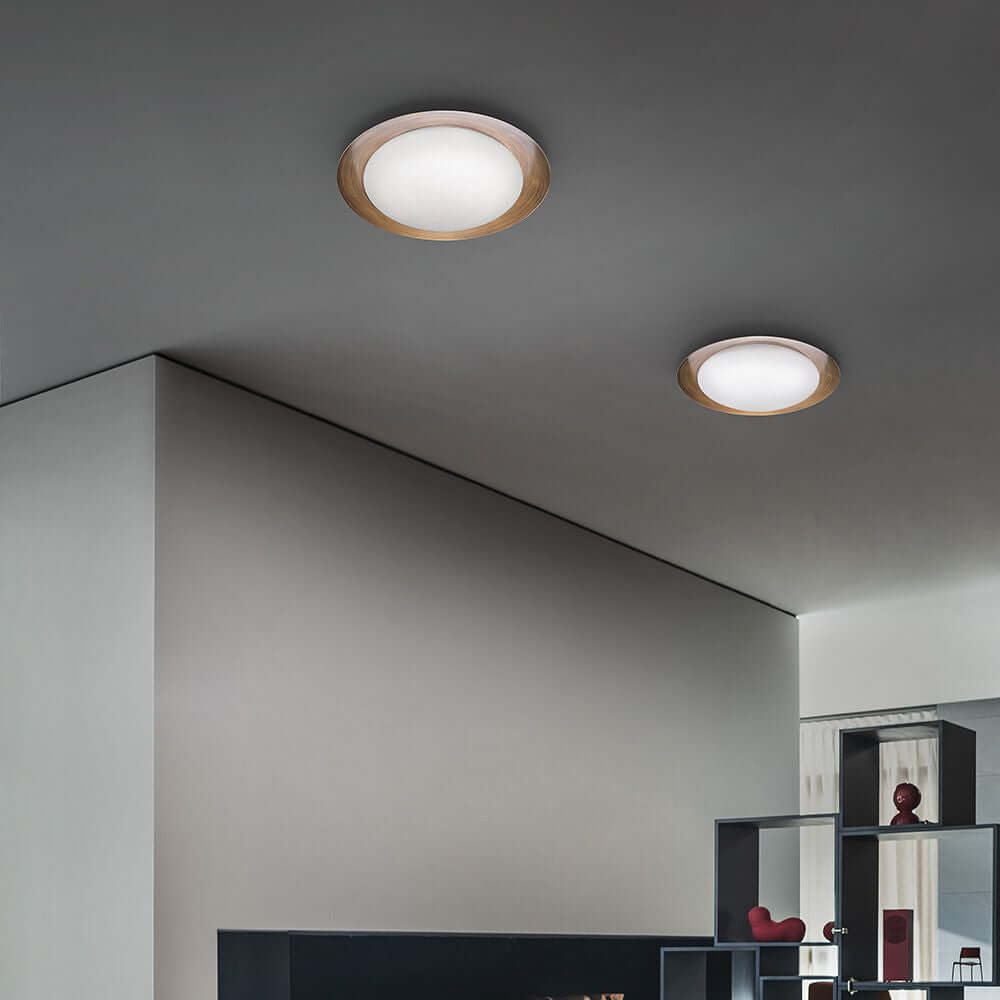 Crew 1 LED-Deckenleuchte Large auf einem modernen Wohnungsdecke, stilvolles Design.