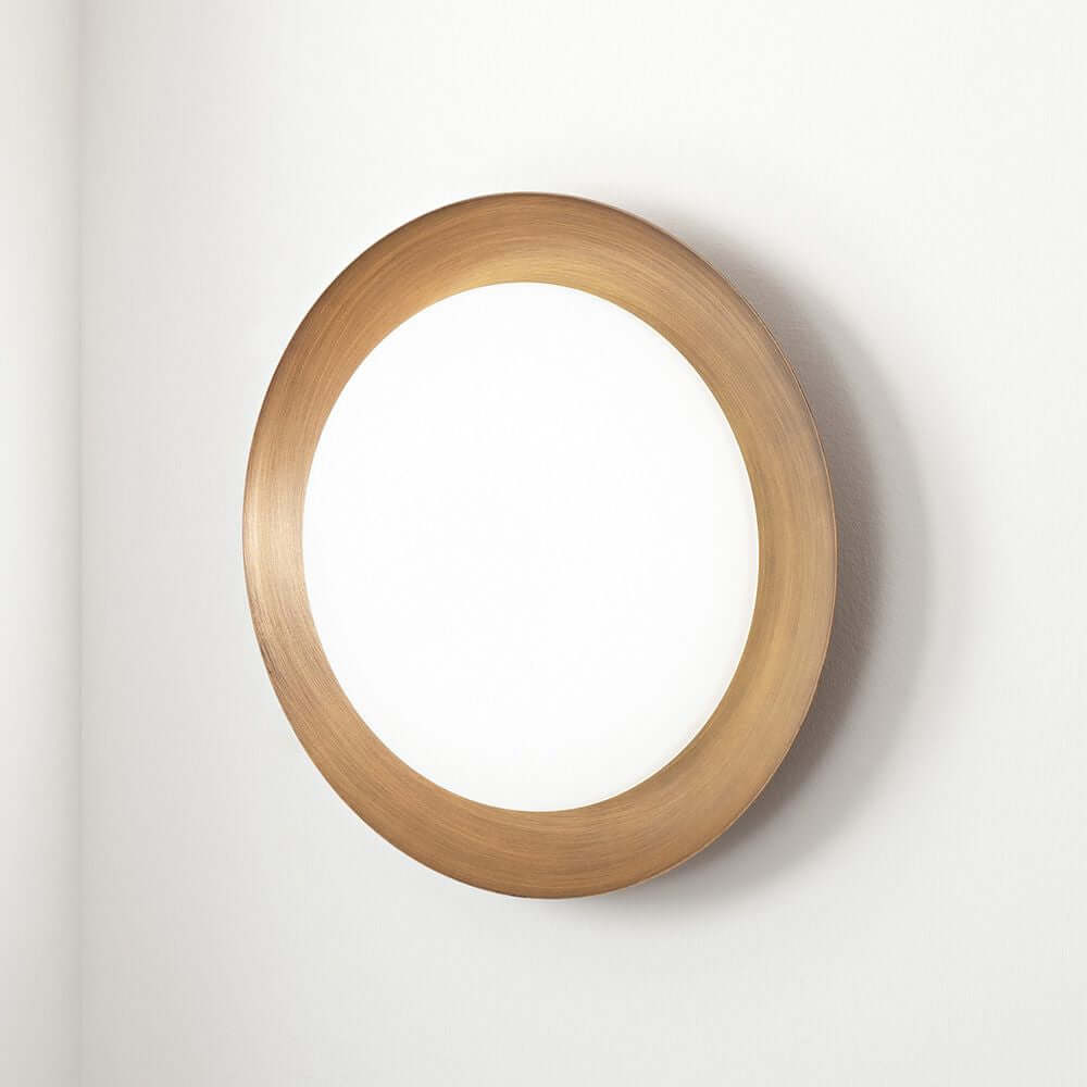 Crew 1 LED-Deckenleuchte Small mit goldfarbenem Rahmen und hellem, rundem Lichtdesign.