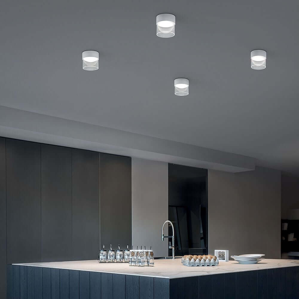 Crumb LED-Deckenleuchte in moderner Küche, stilvolle Beleuchtung mit vier Deckenlampen.