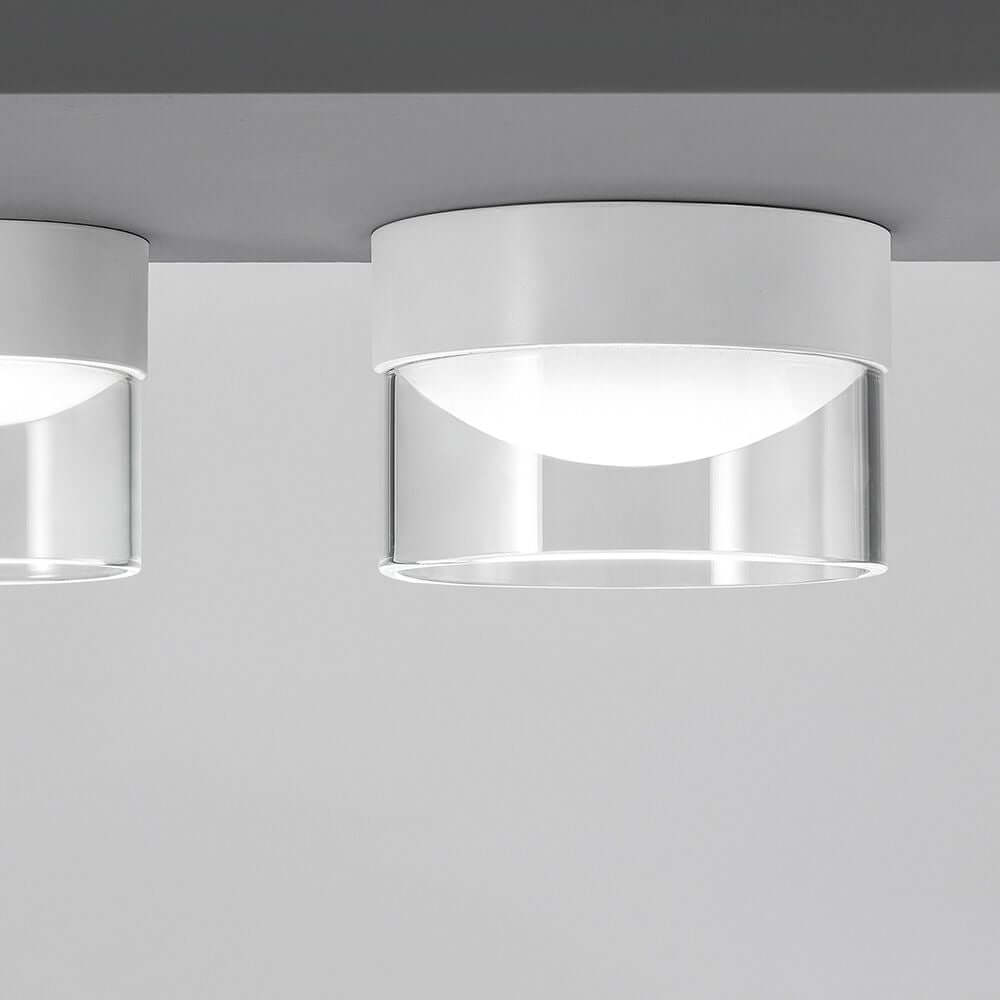 Moderne Crumb LED-Deckenleuchte in Weiß mit klarer Abdeckung für stilvolle Raumbeleuchtung.