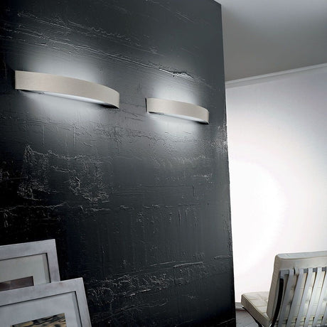 Curvè LED-Wandleuchte Large an einer stilvollen Wand mit modernem Design.