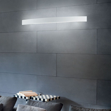 Curvè LED-Wandleuchte Medium an einer modernen Wand, die stilvolles Licht ausstrahlt.