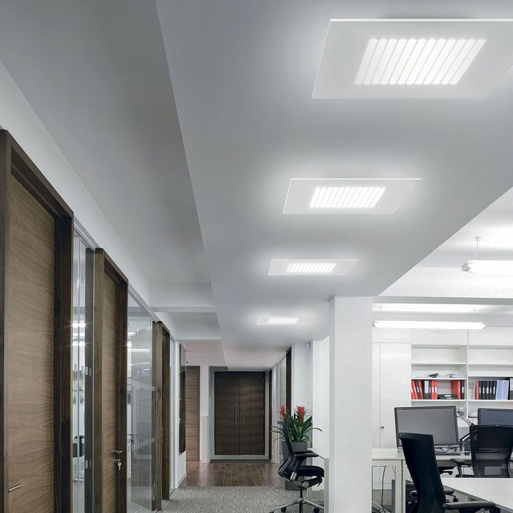 Dublight S LED-Deckenleuchte quadratisch in moderner Büroumgebung an der Decke installiert.