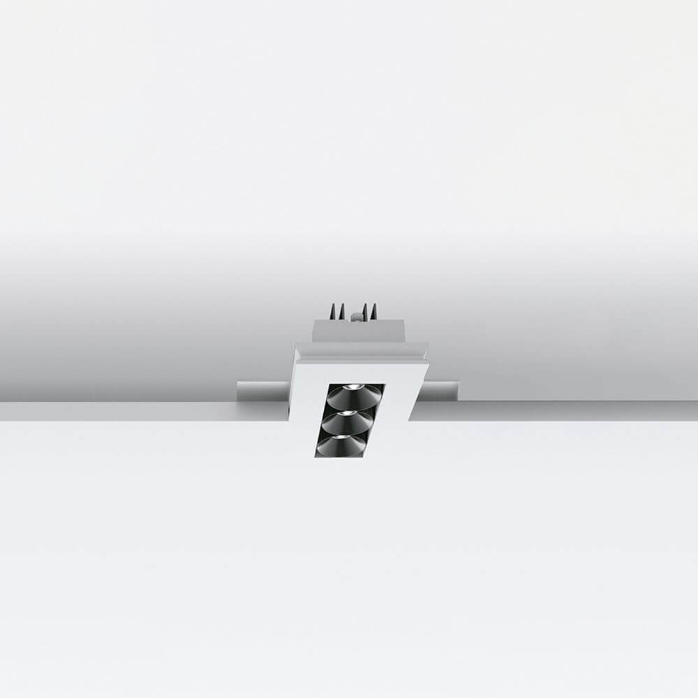 Gypsum Cell1 LED-Einbauspot, modularer strahlendes Licht, nahtlos in abgehängter Decke integriert.