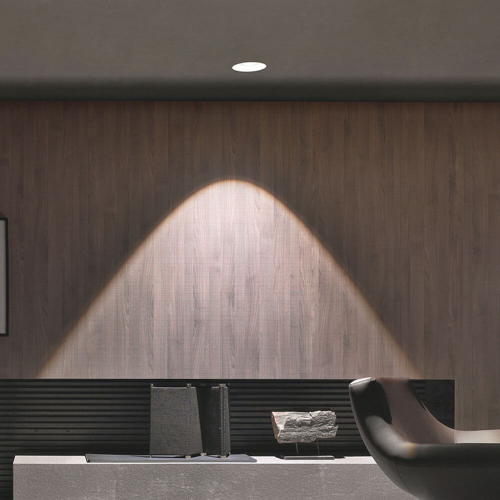 Gypsum Eye LED-Einbauspot 3000K in modernem Raum mit Holzdekor und sanfter Lichtgestaltung.