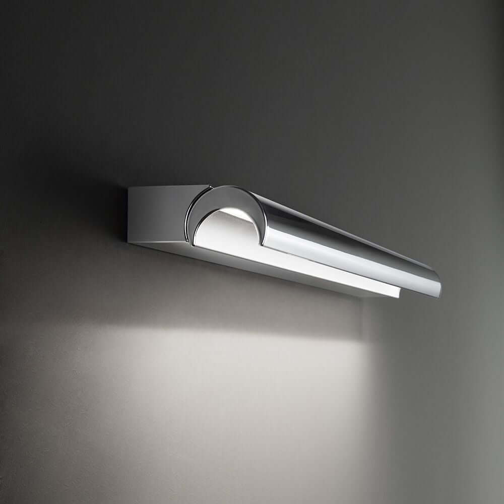 Moderne Halfpipe L LED-Wandleuchte in elegantem Design, an grauer Wand montiert.