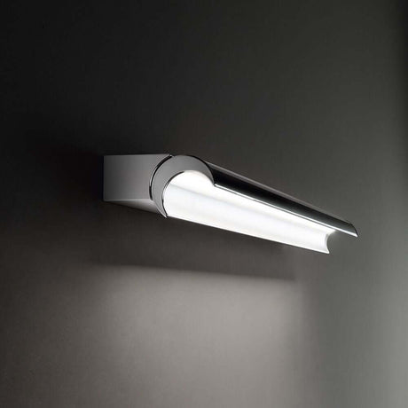 Applique murale Halfpipe M LED au design élégant, idéale pour un éclairage mural d'ambiance.