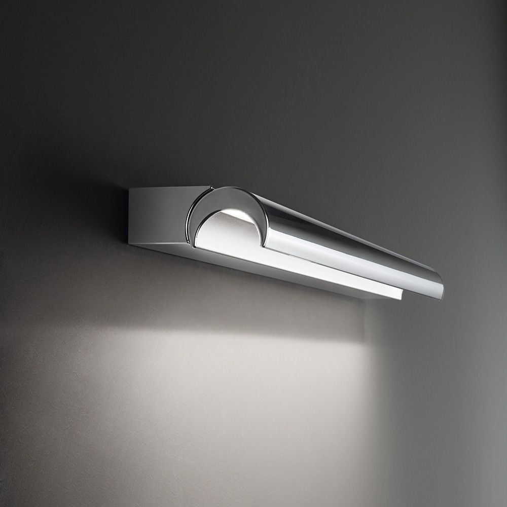 Halbpipe S LED-Wandleuchte an einer Wand montiert, modernes Design mit sanftem Licht.
