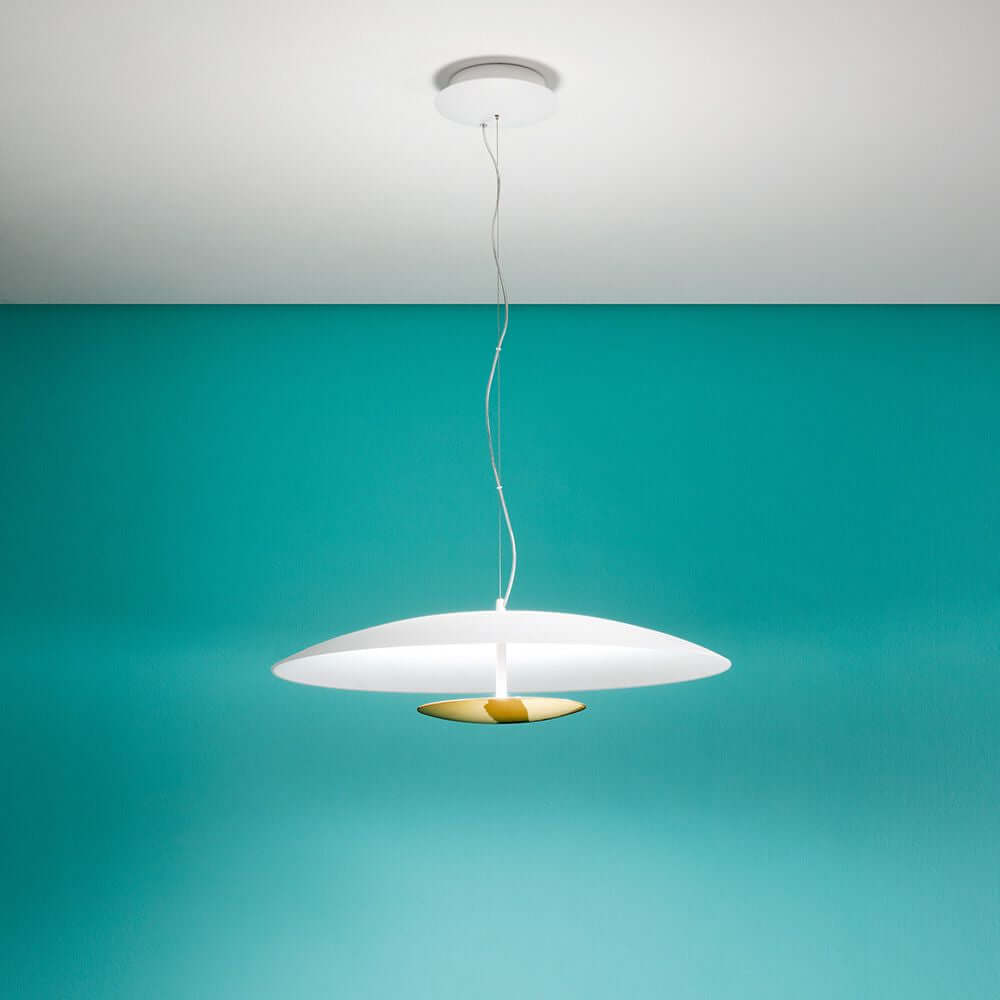 Horizon P LED-Pendelleuchte in modernem Design mit goldenen Akzenten und hellem Licht auf türkisfarbenem Hintergrund.
