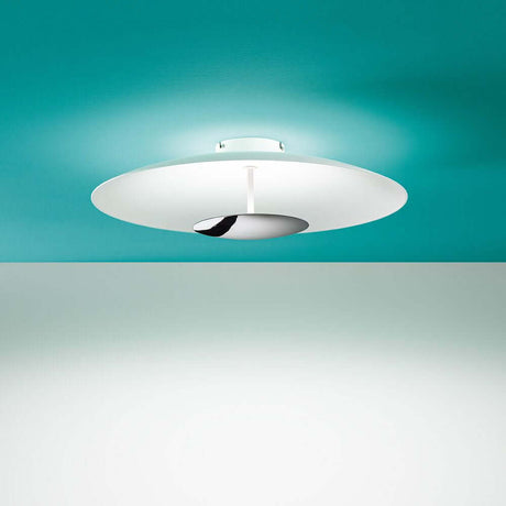 Horizon S LED-Deckenleuchte mit modernem, schlichten Design und sanfter Lichtwirkung auf grünem Hintergrund.