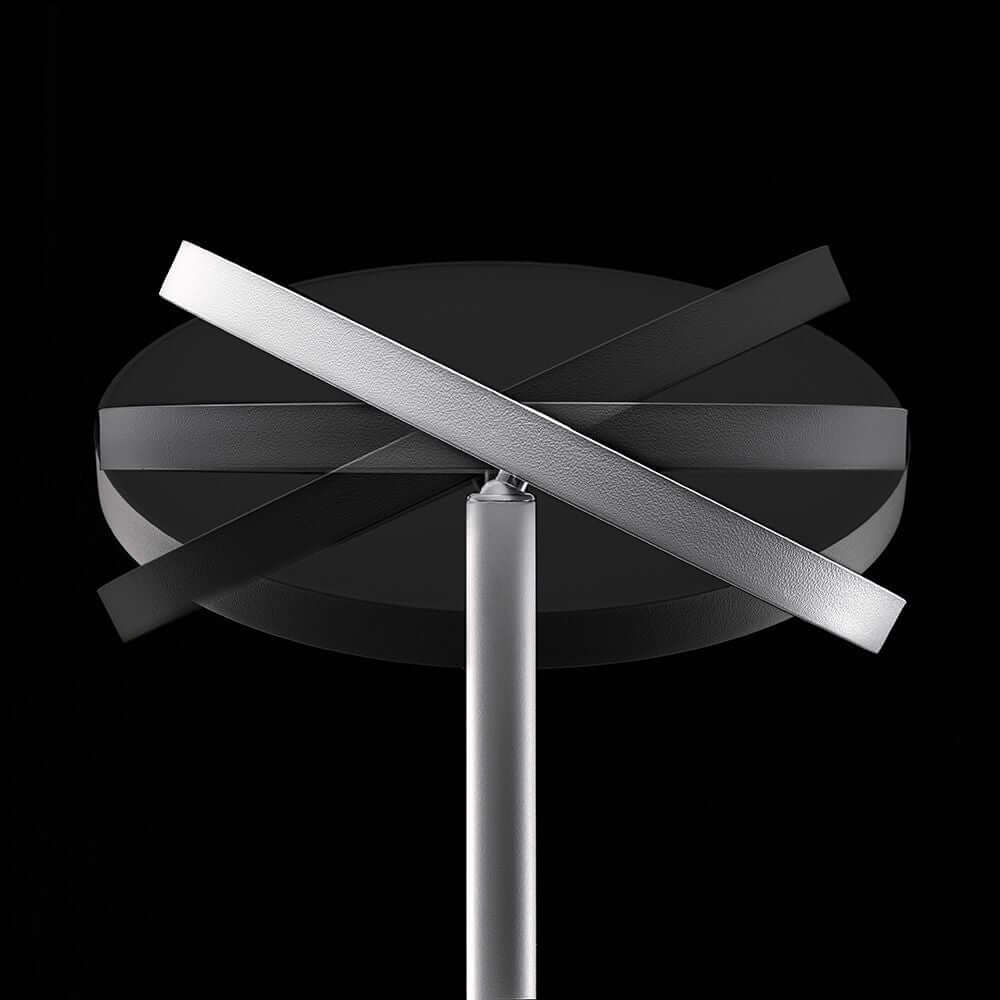 Joshua LED-Stehleuchte in modernem Design mit elegantem, schwenkbarem Lampenschirm.