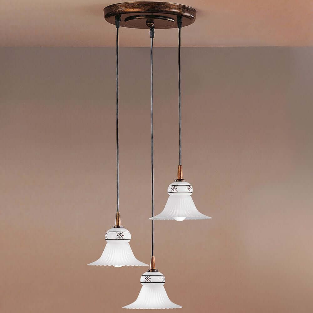 Mami P Pendelleuchte 3-flammig mit weißen Glasschirmen und Holzelement, ideal für stilvolle Raumbeleuchtung.