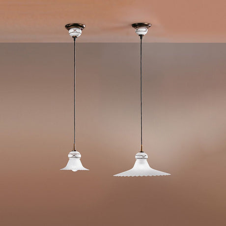 Mami P Pendelleuchte in elegantem Design mit zwei verschiedenen Lampenschirmen.