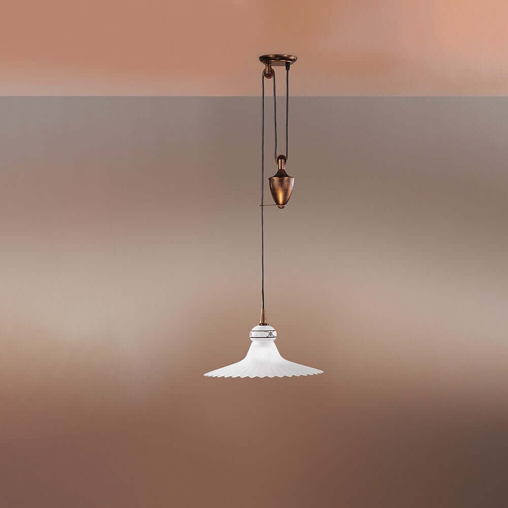 Mami P Pendelleuchte mit Gewichtspendel, elegante Deckenlampe in Weiß und Bronze.