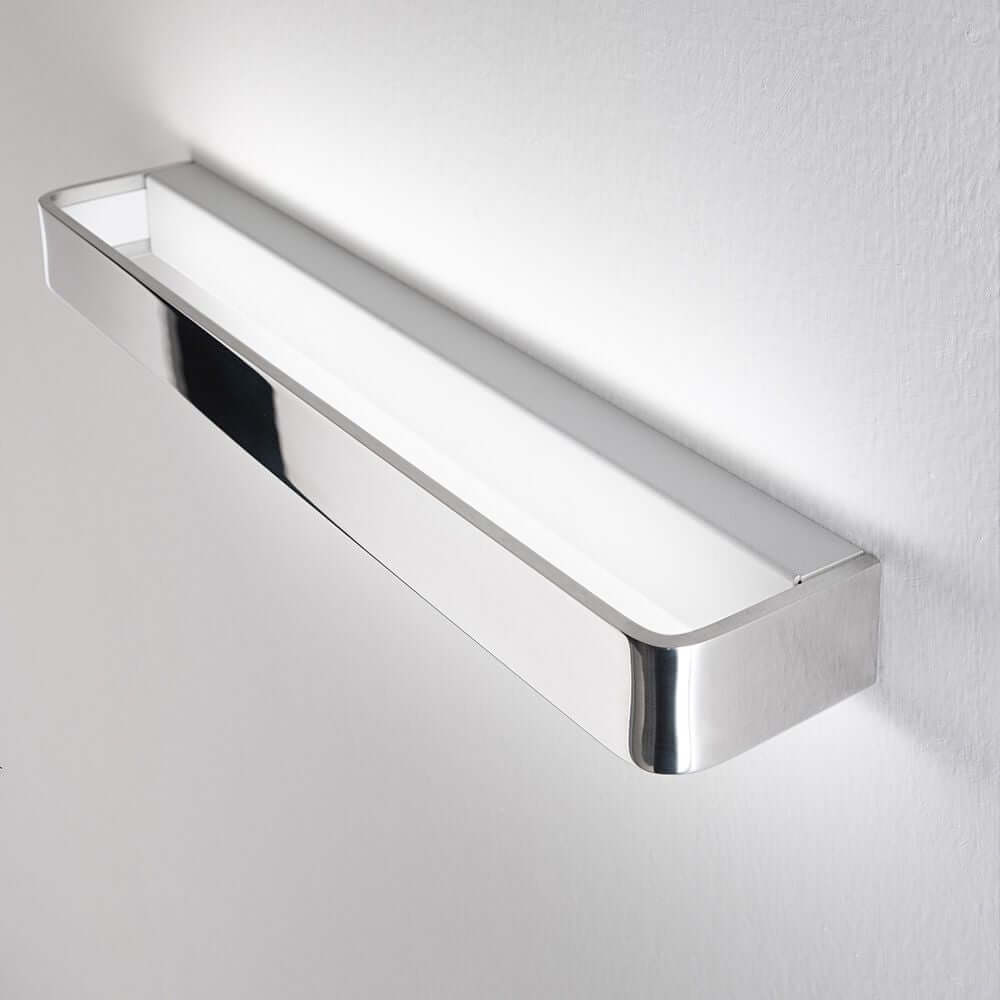 Metal W LED-Wandleuchte Medium an einer Wand montiert, modernes und elegantes Design für stilvolle Beleuchtung.