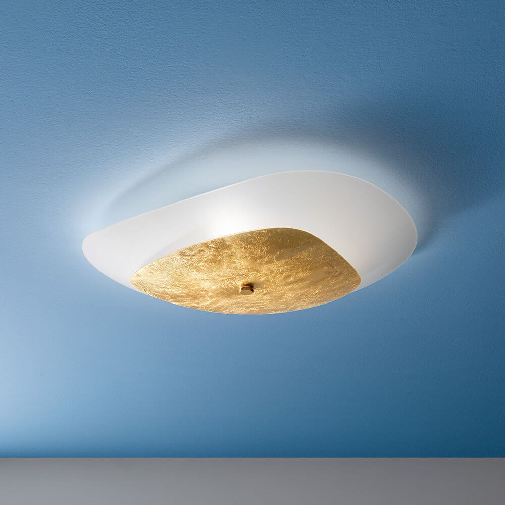 Moledro S Deckenleuchte in elegantem Design mit goldener Oberfläche auf blauem Hintergrund.