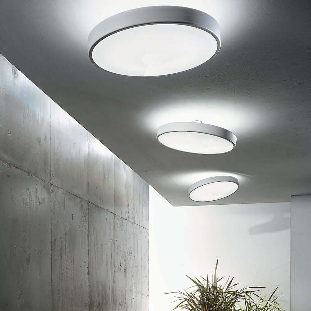 Move S LED-Deckenleuchte über einer modernen Decke mit sanftem Licht und stilvollem Design.