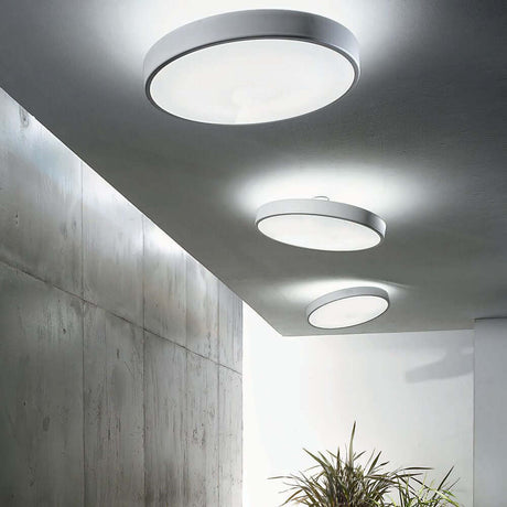 Move S LED-Deckenleuchte über einer modernen Decke mit sanftem Licht und stilvollem Design.