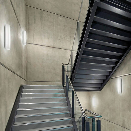 Escalier moderne éclairé avec MyWhite B EM LED applique murale / plafonnier au design élégant.
