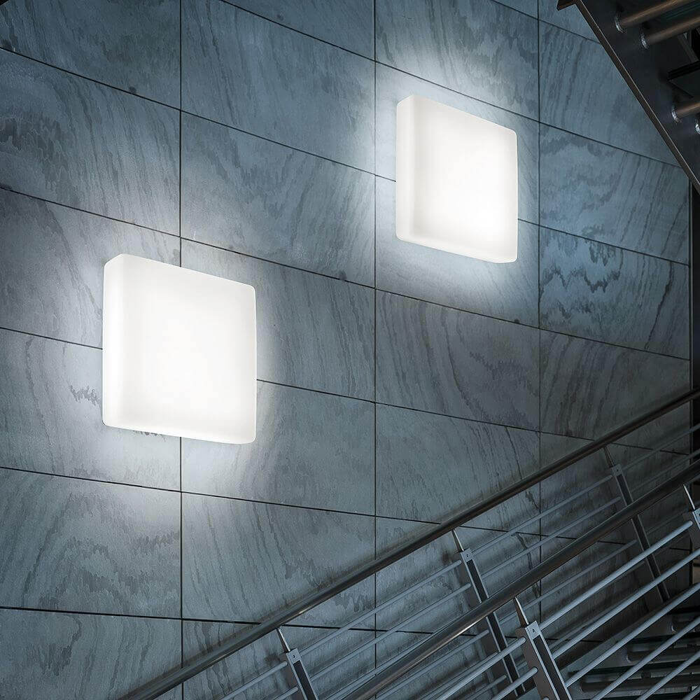 MyWhite Full light Q LED-Deckenleuchte an einer modernen Wand mit Holzstruktur, bietet sanftes Licht.