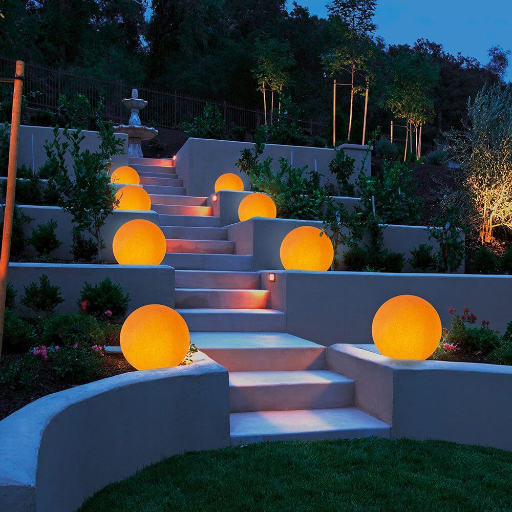 Oh! Mars Dekoleuchte in einem stimmungsvoll beleuchteten Garten mit leuchtenden Kugeln.