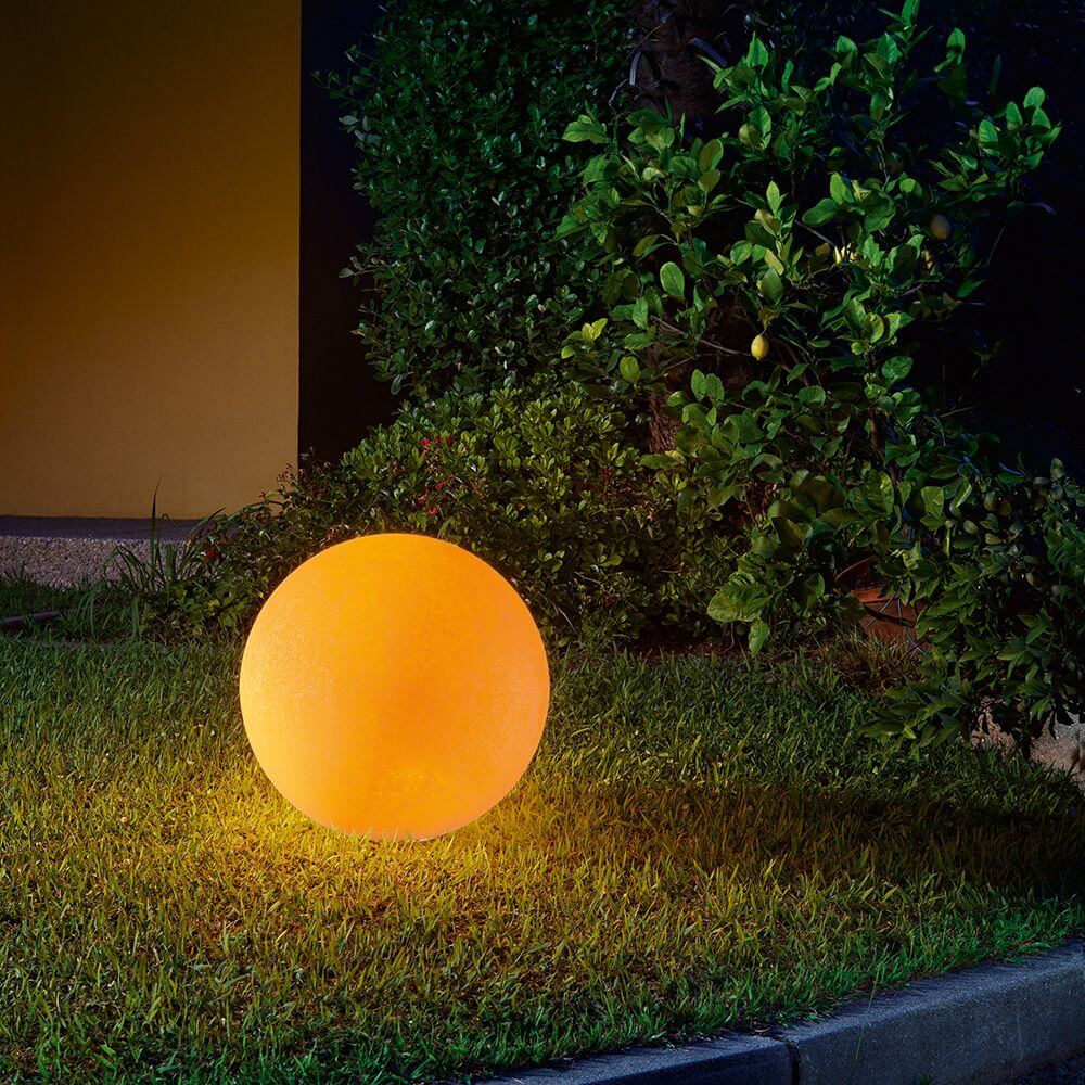 Leuchtende Oh! Mars Dekoleuchte in Form einer Kugel, die sanft im Garten strahlt.