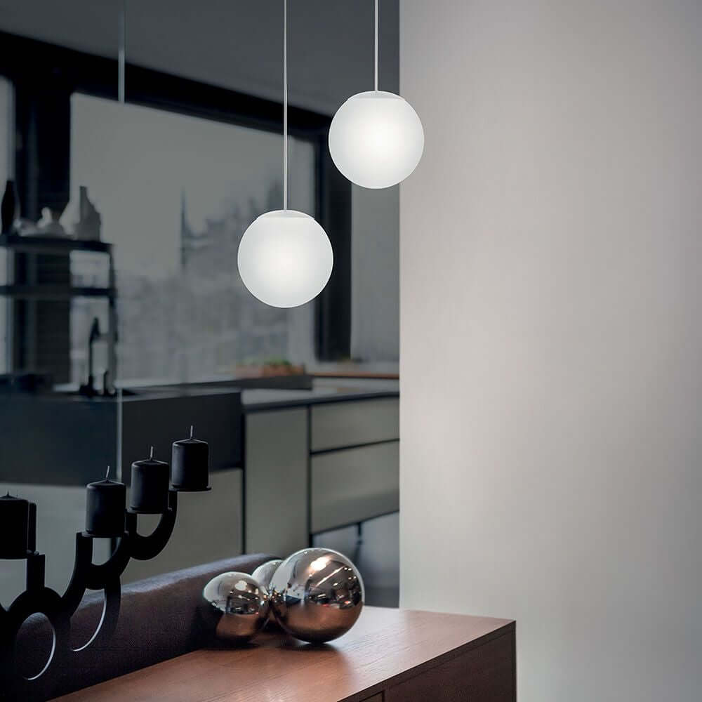 Oh! P LED-Pendelleuchte Small in eleganter Wohnzimmeranordnung mit modernen Lichtakzenten.