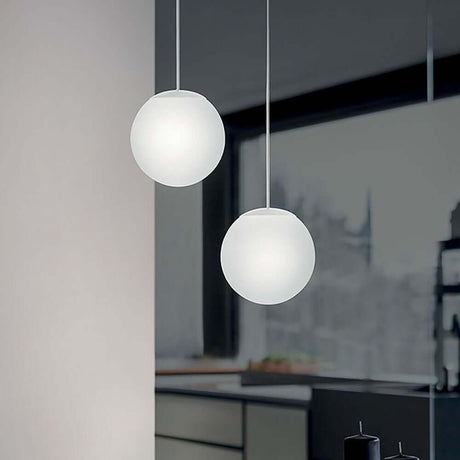 Oh! P Pendelleuchte Small in modernem, minimalistischen Design, ideal für stilvolle Innenräume.