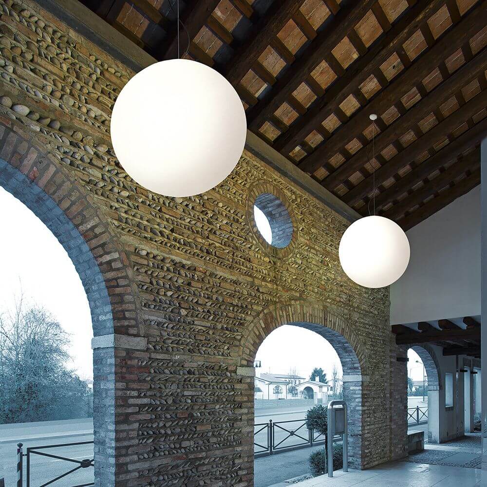 Oh! P65 LED-Pendelleuchte Large in modernem architektonischen Umfeld mit sphärischen Leuchten.