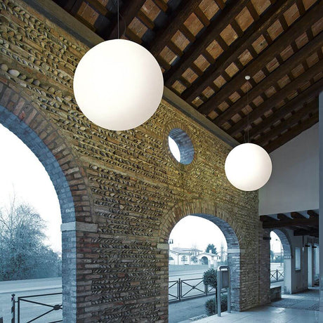 Oh! P65 LED-Pendelleuchte Large in modernem architektonischen Umfeld mit sphärischen Leuchten.