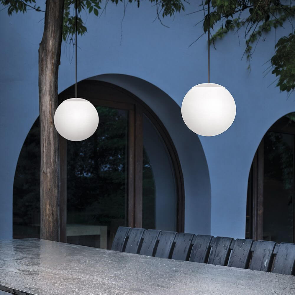 Oh! P65 LED-Pendelleuchte Small in modern Außenbereich mit großen, runden Lampen.