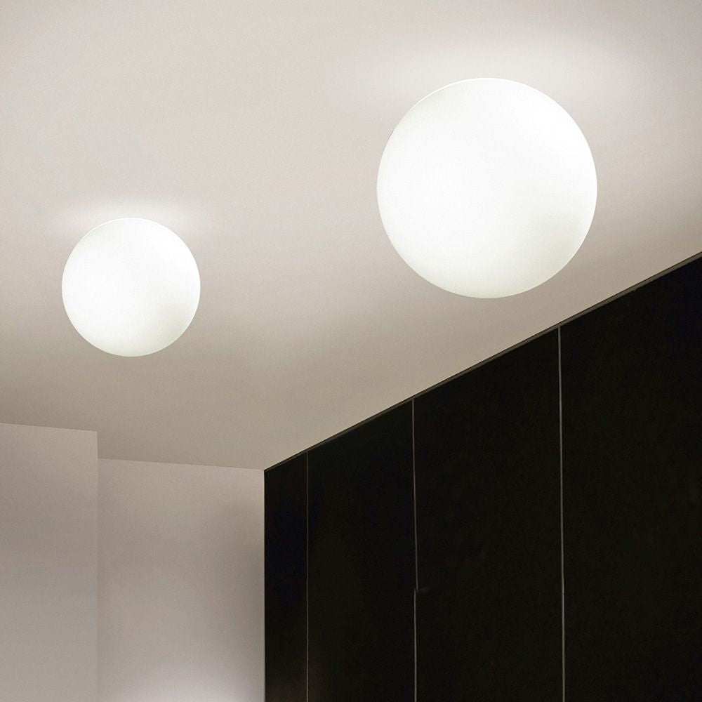 Oh! S LED-Deckenleuchte in zwei runden, weißen Designs an der Decke montiert.