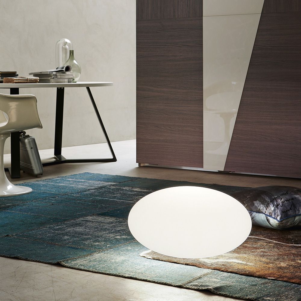 Oh! Smash FL Bodenleuchte auf einem stylischen Teppich in modernem Wohnambiente.