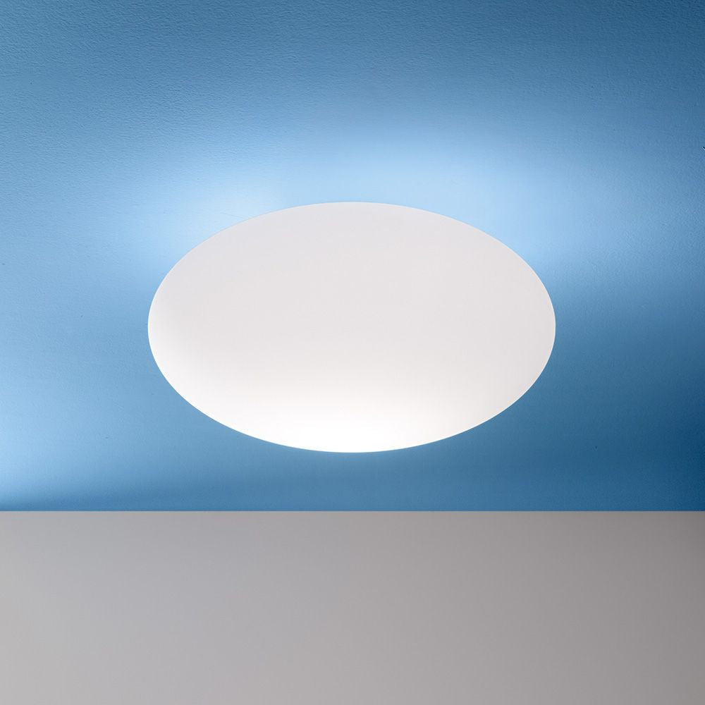 Oh! Smash S Deckenleuchte auf einem blauen Hintergrund, moderne Deckenlampe mit sanftem Licht.