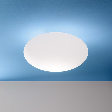 Oh! Smash S Deckenleuchte auf einem blauen Hintergrund, moderne Deckenlampe mit sanftem Licht.