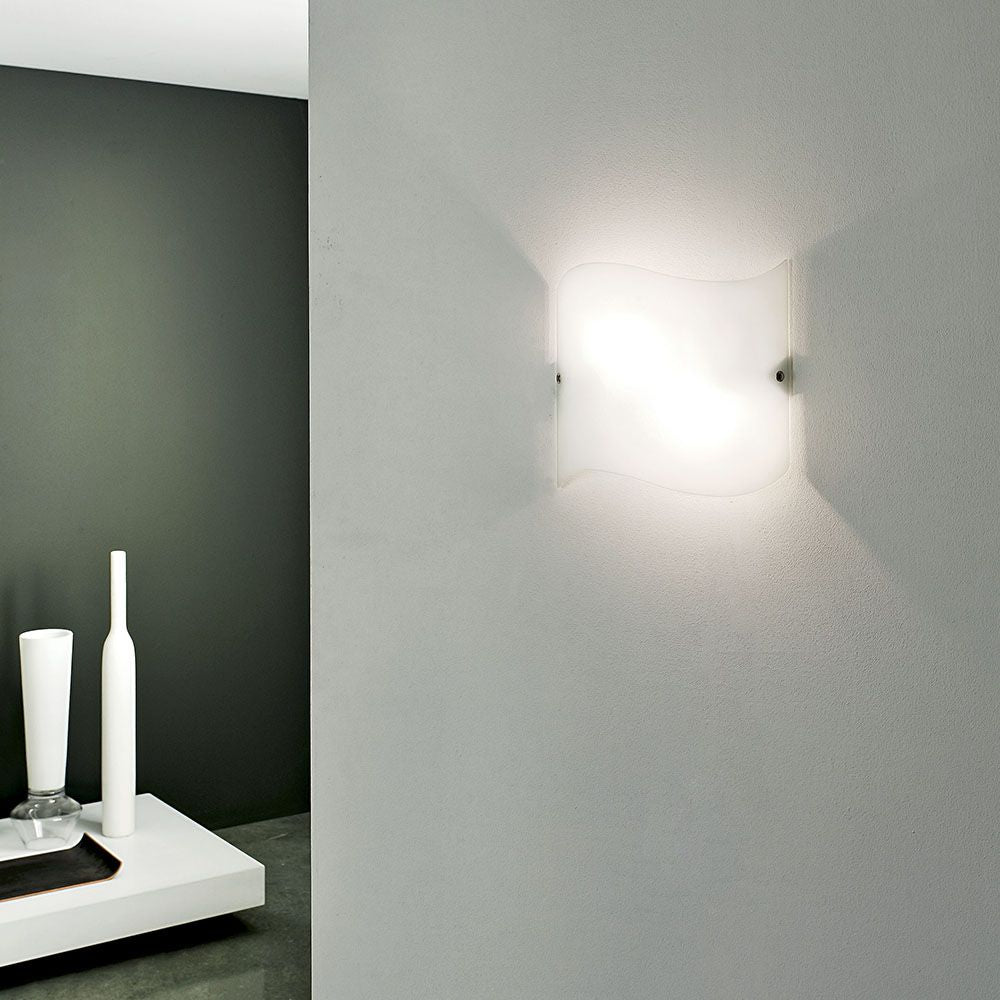 Onda W Wandleuchte Large an der Wand, modernes Design mit sanfter Beleuchtung.