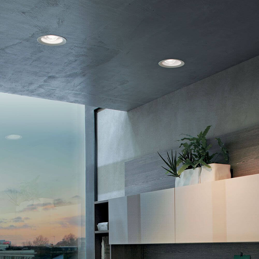 Outlook C LED-Einbaustrahler in modernem Wohnzimmer mit Pflanzen und Ausblick im Hintergrund.