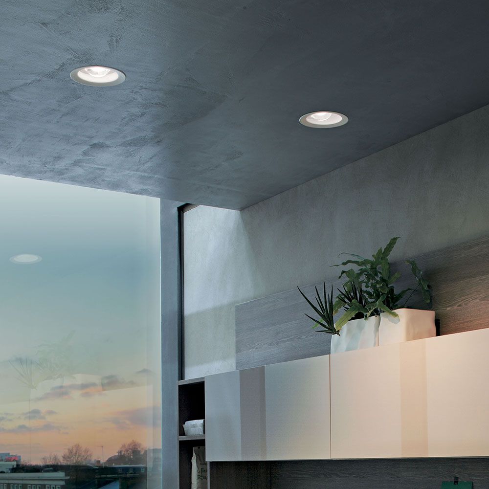 Beleuchtung mit Outlook C LED-Einbaustrahler in modernem Raum, Deckenbeleuchtung und Pflanzen.