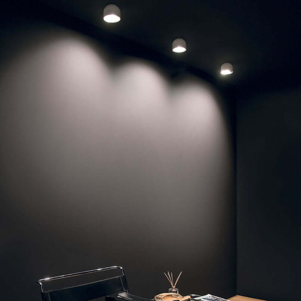 Moderne Outlook S LED-Deckenlampe in einem stilvollen Raum mit sanfter Beleuchtung.