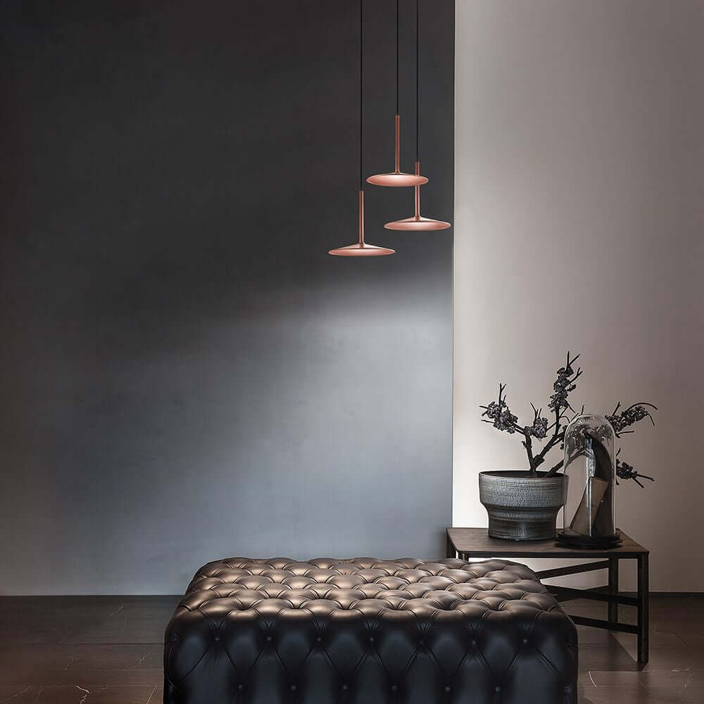 Poe P3 LED-Pendelleuchte über einem eleganten Hocker in modernem Raumdesign.