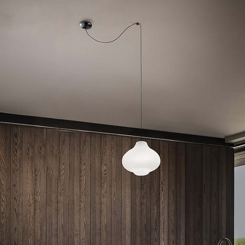 Sisters 2 Pendelleuchte in modernem Design, hängend von der Decke, passend zu einer Holzwand.