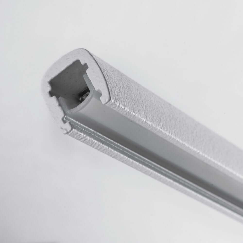 Nahaufnahme der Straight P1 LED-Pendelleuchte Large in modernem Design.