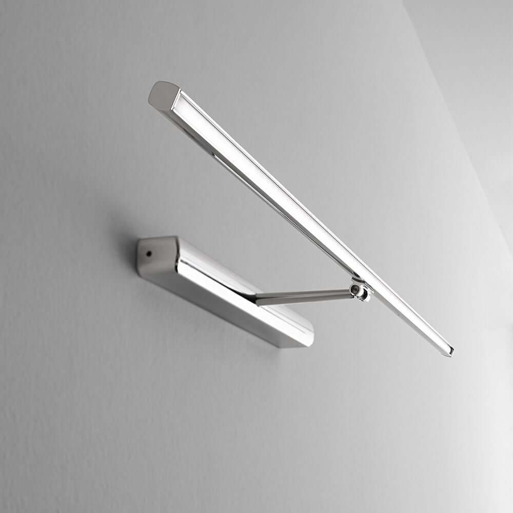 Straight W LED-Wandleuchte Large in modernem Design an der Wand montiert.