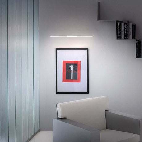 Straight W LED-Wandleuchte Large über einem modernen Kunstwerk in einem stilvollen Raum.