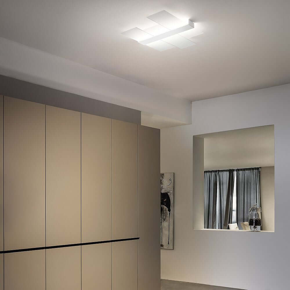 Moderne Raumansicht mit Triad 2.0 LED-Deckenleuchte an der Decke und eleganten Möbeln.