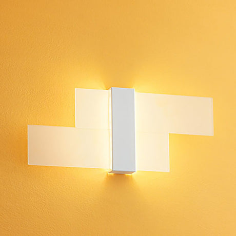 Triade 2.0 LED-Væglampe på gul væg, moderne design med blødt lys.