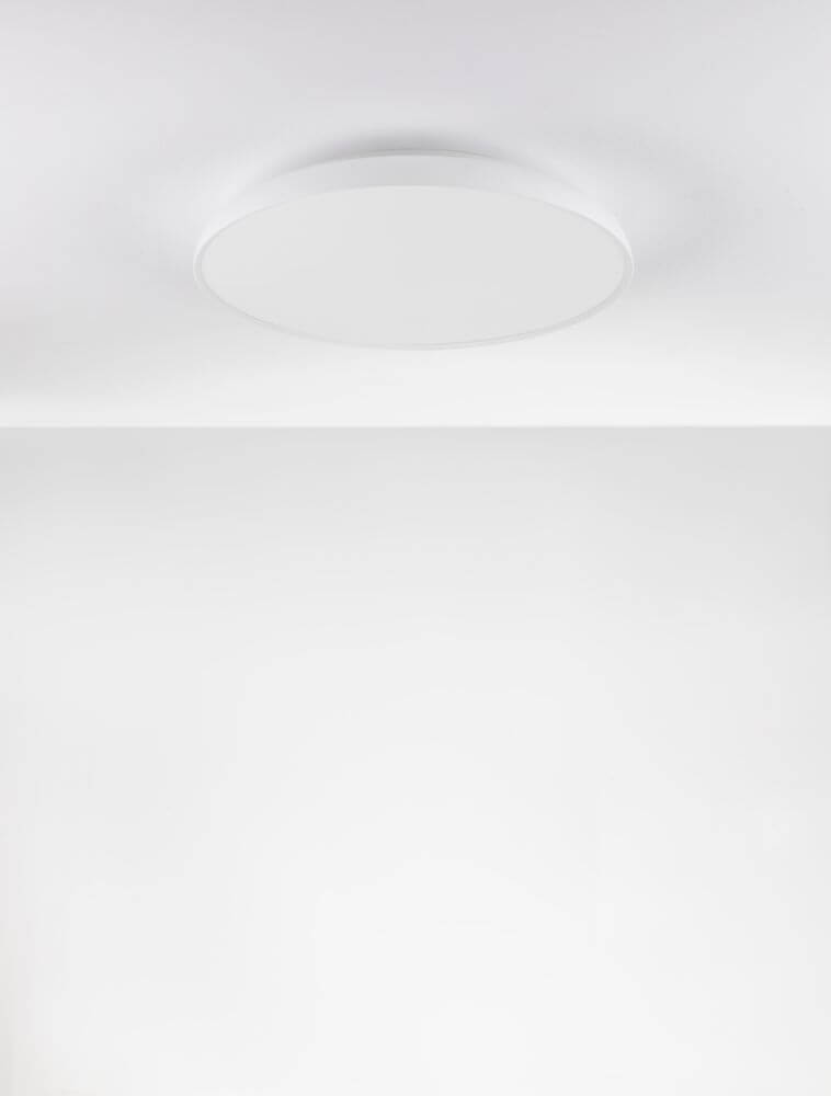 Linus LED Deckenleuchte Ø 60cm Triac 3000K an Decke für zeitlose Eleganz und harmonische Raumbeleuchtung.